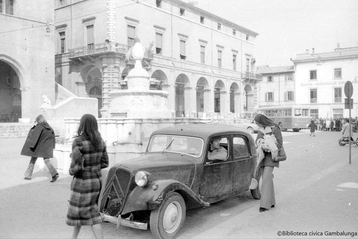 La prima notte di quiete, regia di Valerio Zurlini, una scena del film girata in Piazza Cavour a Rimini nel marzo 1972, con Alain Delon e Sonia Petrovna (Archivio fotografico D. Minghini)