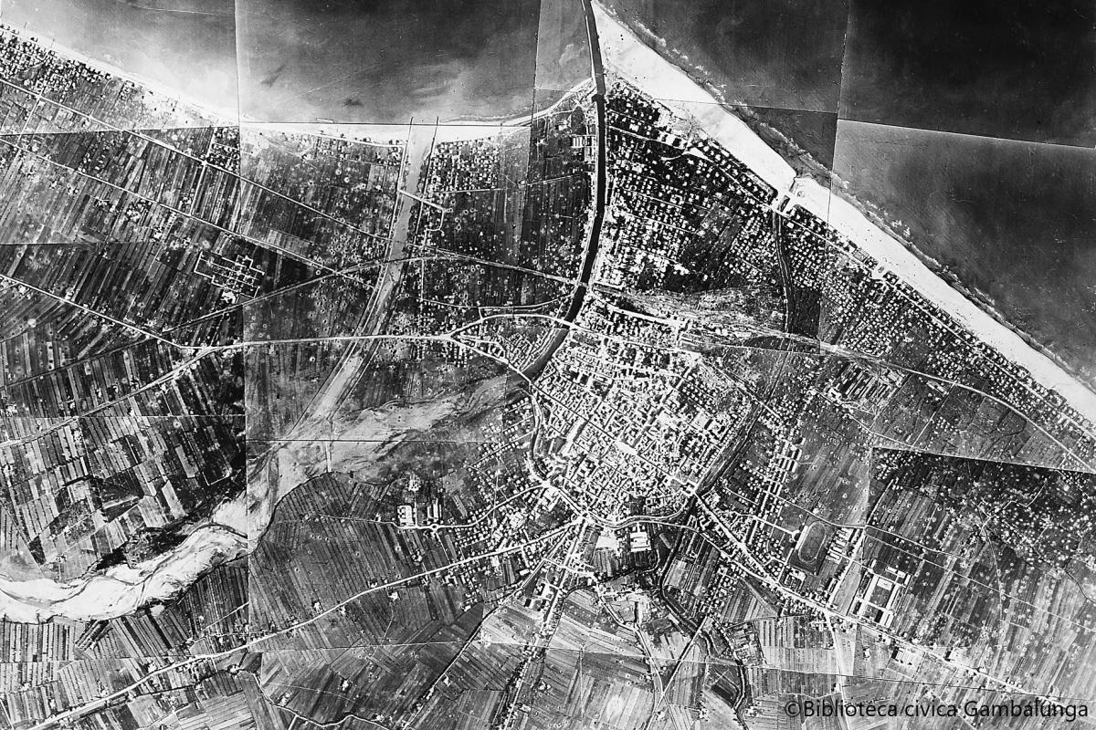 Rimini, veduta aerea del bombardamento di guerra del 19-IX-1944. Fotomontaggio da originali dei Comandi Aerei Anglo-Americani (Album Moretti Film)