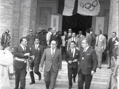 Da sinistra il Sindaco di Rimini Walter Ceccaroni, l'On. Remo Gasperi, Luciano Gorini e l'On. Gino Mattarelli si dirigono alla Sala dell'Arengo