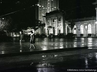 La ragazza con la valigia (Rimini, 1961), la scena è girata di fronte alla stazione di Rimini, Archivio D. Minghini