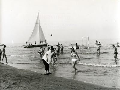 La Parmigiana (Rimini, 1963), la scena è girata sulla spiaggia di Rimini, Archivio D. Minghini