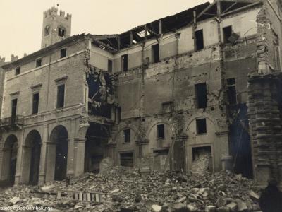 Rimini, piazza Cavour e Municipio, 1944 (Foto Moretti Film, Album Maioli, 1943-1944)