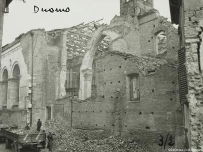 Rimini, via Leon Battista Alberti, fianco del Duomo, 1944 (Foto Moretti Film, album dei provini)