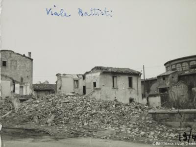 Rimini, piazzale Cesare Battisti, a destra il Politeama, 1944 (Foto Moretti Film, album dei provini)