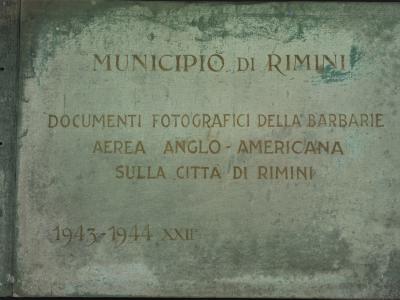 Copertina dell'Album Documenti fotografici della barbarie aerea anglo-americana sulla città di Rimini, 1943-1944 (Foto Moretti Film, Album Maioli)