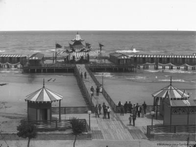 Rimini. Piattaforma e camerini sul mare, Prem. stab. fotografico F.lli Contessi, ca. 1892-1902 (Raccolta storica, AFN 177)
