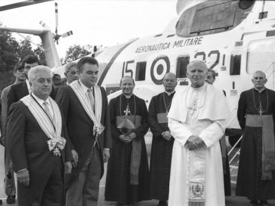 Il Papa accolto a Serravalle dai Capitani Reggenti (Foto D. Minghini)