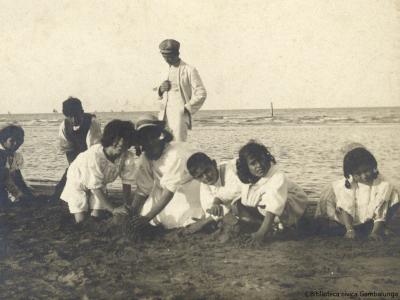 Rimini. Bagnanti in spiaggia, ca. 1920-1930 (Raccolta storica, AFP 2117)