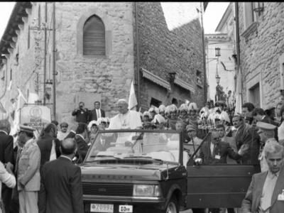 Il Papa sale sull'auto che per dirigersi a Serravalle (Foto D. Minghini)
