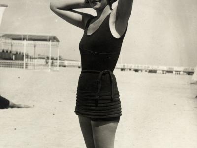 Rimini. Sig.a Margherita Horvath in spiaggia, fot. Conti Ulisse, ca. 1930-1940 (Raccolta storica, AFP 2112)