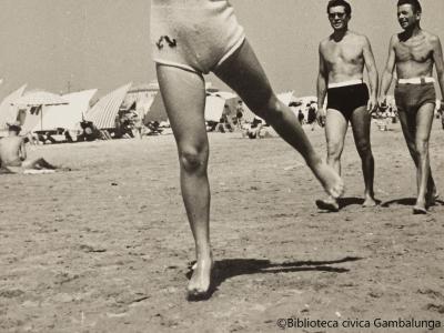 Rimini. Giochi in spiaggia, fot. Angelo Moretti, ca. 1950 (Album estate, AFP 2547)