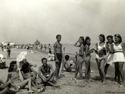 Rimini. Giovani in spiaggia, ca. 1939 (Fondo Luigi Pasquini, FLPF 0168)