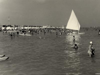 Rimini. Bagnanti al mare, fot. Angelo Moretti, ca. 1950 (Fondo luigi Pasquini, FLPF 180)