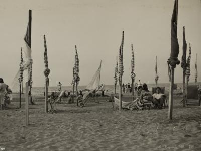 Rimini. La spiaggia, 1951, fot. Angelo Moretti (Album estate, AFP 2606)