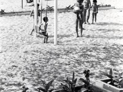 Rimini. L'altalena in spiaggia, ca. 1970 (Archivio APT, APT 88_084)