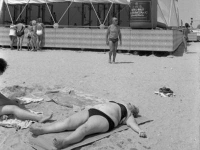 Rimini. La spiaggia, fot. Davide Minghini, 1984 (Archivio fotografico D. Minghini, MIN 12953_030))