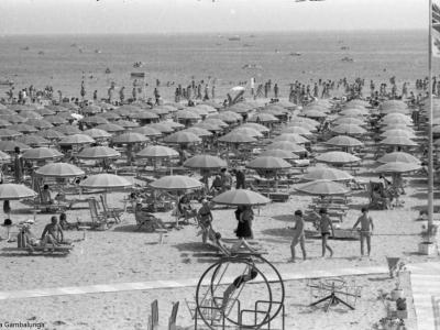 Rimini. La spiaggia, fot. Davide Minghini, 1984 (Archivio fotografico D. Minghini, MIN 12994_bis_015)