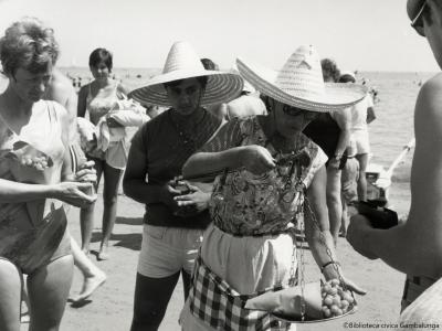 Rimini. Bagnanti sulla spiaggia che comprano uva, fot. Davide Minghini, ca. 1965 (Raccolta storica, AFP 2070)