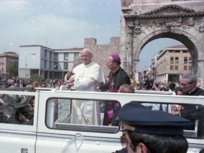Il Papa e il Vesvovo di Rimini Mons. Giovanni Locatelli (Foto D. Minghini)