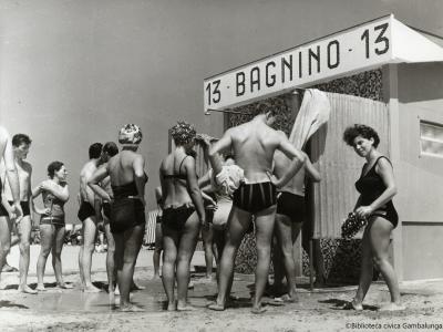 Rimini. Bagnanti in fila alla doccia al Bagnino 13, fot. Davide Minghini, ca. 1964-1966 (Raccolta storica, AFP 2055)