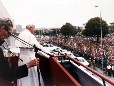 Il Papa saluta la folla alla Fiera di Rimini dove si tiene il Meeting (Foto D. Minghini)