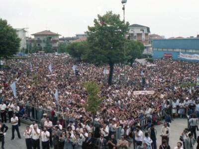 La folla che attende il Papa fuori dalla Fiera di Rimini dove si tiene il Meeting (Foto D. Minghini)