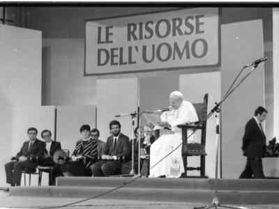 Il Papa all'incontro con i paartecipanti del Meeting alla Fiera di Rimini (Foto D. Minghini)