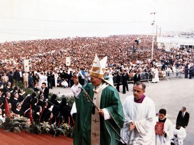 Il Papa sale all'altare del Porto di Rimini per celebrare la Messa (Foto D. Minghini)