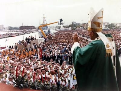 Il Papa celebra la Messa al Porto di Rimini (Foto D. Minghini)