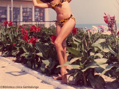 Rimini. Miss con sombrero, fot. Davide Minghini, ca. 1970 (Archivio fotografico D. Minghini)