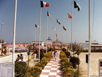 Rimini. La spiaggia, fot. Davide Minghini, 1984 (Archivio fotografico D. Minghini, MIN 13225)