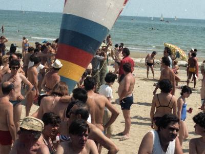 Rimini. La spiaggia, fot. Davide Minghini, 1984 (Archivio fotografico D. Minghini, MIN 13225_004)