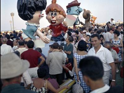 19 agosto 1962. Rimini, Piazzale Indipendenza (oggi Fellini) i pupazzi Toto e Tata, Anastasio e Tom & Jerry (Foto D. Minghini)