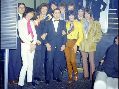 Capodanno 1969 in Eurovisione dall'Altro Mondo di Rimini. Sullo sfondo a destra il fotografo Davide Minghini