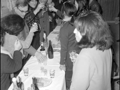 1970 Pio rientrato da Sanremo festeggia con gli amici e la famiglia (Foto D. Minghini)