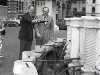 1 giugno 1973. Piazza Cavour. Alla fontana della pigna Siegfried Zauner, Borgomastro di Kochel am See con Nicola Pagliarani, Sindaco di Rimini (Foto D. Minghini)