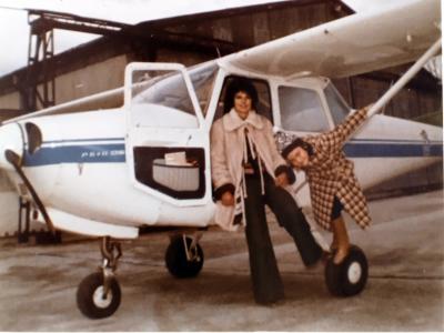 1980 Aeroporto di Miramare di Rimini. Giovanna Ruggeri con la figlia Samantha (Foto di proprietà di G. Ruggeri)
