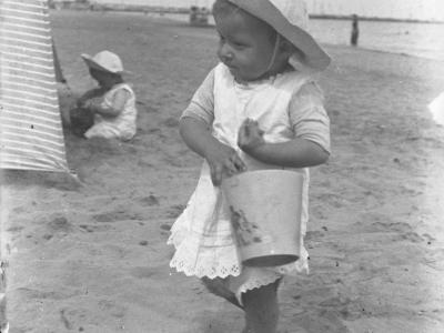 1914. Il secchiello: il re dei giochi da spiaggia (sezione Palette e secchielli) fotografia da Collezione Mauri (MAU-119_046)