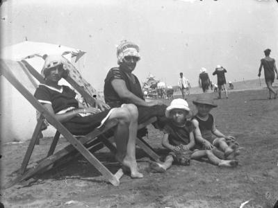 1914. Dove c’è un bambino, trovi un secchiello (sezione Palette e secchielli) fotografia da Collezione Mauri (MAU-119_055)