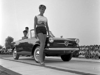 1962. Passerella su quattro ruote (sezione Parate e sfilate) fotografia di D. Minghini (MIN-00465_02_018)