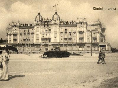 1910 ca. Inaugurato nel 1908 il Grand Hotel, con le sue splendide cupole arabesche, è il biglietto da visita per l’aristocrazia proveniente da tutta Europa (sezione Si comincia!) cartolina da Collezione Mauri (MAU_027_011)