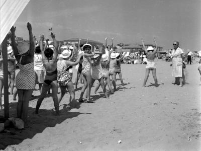 1961. Per i più fortunati esercizi ginnici all’ombra (sezione Su le braccia, giù le braccia) fotografia di D. Minghini (MIN-00206_002)