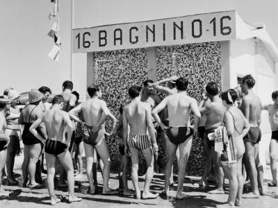 1966. Tutti in fila per la doccia (sezione Tipi e riti) fotografia di D. Minghini (f01-a005)