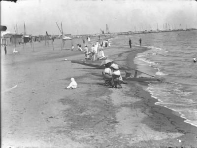 1919 ca. La passeggiata sulla battigia è popolare (sezione Tipi e riti) fotografia da Collezione Mauri (MAU-119_006)