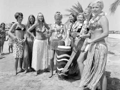 1970. Collane di fiori, palme e tamburo per l’immancabile set hawaiano in riva al mare (sezione Tipi e riti) fotografia di D. Minghini (MIN-04882_026)