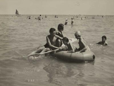 1951. Il canotto: divertimento assicurato… se riuscivi a gonfiarlo (sezione Tuffi e spruzzi) fotografia di Angelo Moretti da album Estate 1951 (afp_2674)