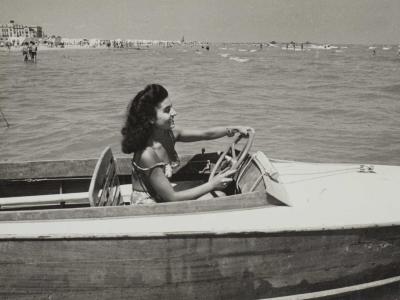 1951. Un bolide a motore o a pedali? (sezione Tuffi e spruzzi) fotografia di Angelo Moretti da album Estate 1951 (afp_2541)