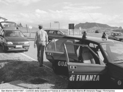 Controlli della Guardia di Finanza ai confini con San Marino, 1997 (Archivio Raggi/Riminipress)
