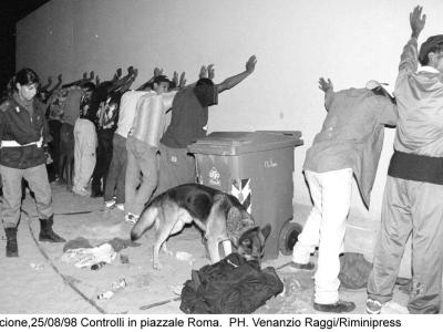 Controlli in Piazzale Roma, Riccione 1998 (Archivio Raggi/Riminipress)