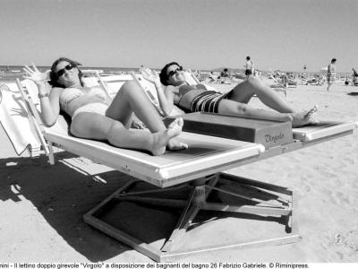 Rimini, ragazze in spiaggia, 1999 (Archivio Raggi/Riminipress)